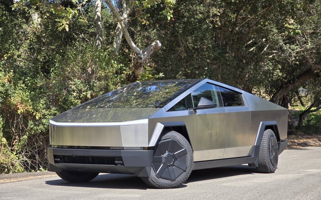 2026 Tesla Cybertruck usagé à vendre à Portneuf — photo 1